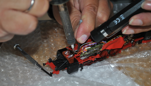 Reparatur einer Spielzeug-Eisenbahn